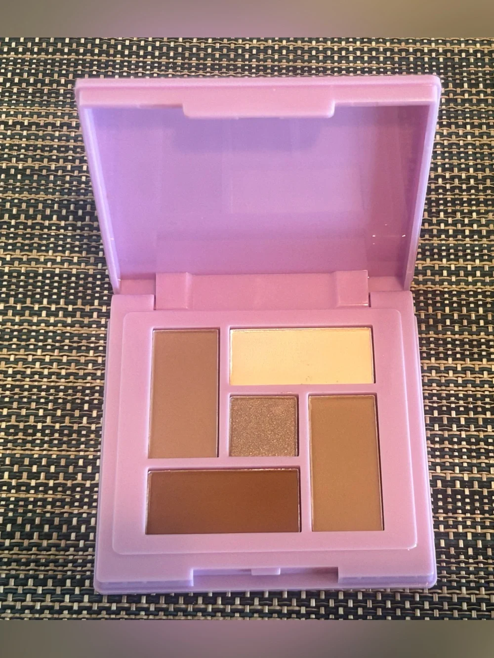 Lucky Chick Comfort Glow Eyeshadow Palette - Rose Gold